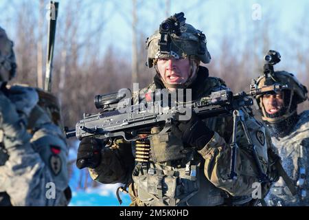 Des soldats du 3rd Bataillon, 21st Régiment d'infanterie, 1st équipe de combat de la Brigade Stryker, 25th Division d'infanterie entrent en contact avec l'ennemi 21 mars 2022, au cours du joint Pacific multinational Readiness Centre 22-02. Cet exercice est conçu pour valider les États-Unis L’entraînement, la préparation et les capacités de l’équipe de combat de la Brigade Stryker 1st de l’Armée Alaska. (Photo de l'armée/John Pennell) Banque D'Images