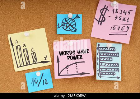 Concept d'entreprise. Sur le tableau sont des autocollants avec des graphiques et des diagrammes et l'inscription - les mots ont le pouvoir Banque D'Images