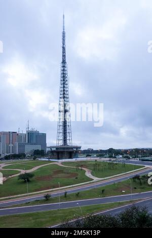 Détail architectural de la tour de télévision Brasília située au jardin de Burle Marx dans l'Exio Monumental (axe monumental), une avenue centrale de Brasília Banque D'Images