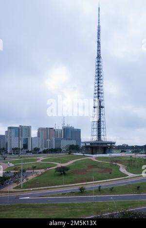 Détail architectural de la tour de télévision Brasília située au jardin de Burle Marx dans l'Exio Monumental (axe monumental), une avenue centrale de Brasília Banque D'Images