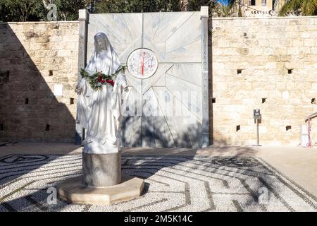 Nazareth, Israël - décembre 2022 : une belle sculpture de la Vierge Marie à la Basilique de l'Annonciation. Une des sculptures de Marie offertes par diffe Banque D'Images