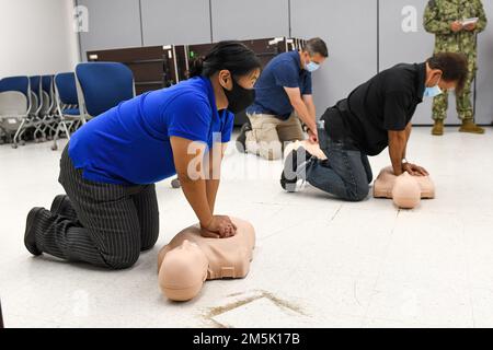 Le personnel du Commandement de la préparation et de l'instruction en médecine de la Marine Pearl Harbor a participé au cours de certification du CFCP en DAE qui a eu lieu à la clinique de santé de la Direction générale de Makalapa (21 mars 2022). Le cours de DAE CPR est organisé plusieurs fois par an pour permettre au personnel et aux autres employés du Département de la Défense de s'assurer que leur certification reste à jour. Banque D'Images