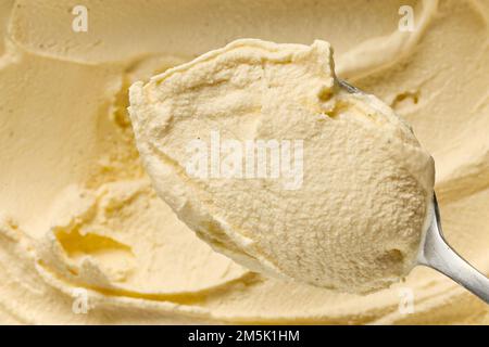 glace à la vanille maison dans une cuillère Banque D'Images