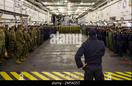 Les membres des services américains et italiens à bord du porte-avions italien Giuseppe Garibaldi se réunissent pour une formation de toutes les mains au cours de l'exercice Cold Response 2022, Mer norvégienne, 21 mars 2022. L'exercice Cold Response '22 est un exercice biennal de préparation nationale et de défense norvégien qui a lieu dans toute la Norvège, avec la participation de chacun de ses services militaires, ainsi que de 26 autres nations alliées de l'Organisation du Traité de l'Atlantique Nord et partenaires régionaux. Banque D'Images