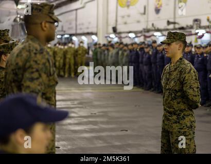 ÉTATS-UNIS Le Cpl. Stefano Barone du corps maritime prend sa place devant les membres du service américain pour traduire de l'italien à l'anglais au cours de l'exercice Cold Response 2022, Mer norvégienne, 21 mars 2022. Barone est affecté à la brigade expéditionnaire maritime 2D. L'exercice Cold Response '22 est un exercice biennal de préparation nationale et de défense norvégien qui a lieu dans toute la Norvège, avec la participation de chacun de ses services militaires, ainsi que de 26 autres nations alliées de l'Organisation du Traité de l'Atlantique Nord et partenaires régionaux. Banque D'Images