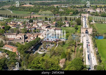 Vue aérienne de Borghetto sul Mincio, hameau de Valleggio sul Mincio et l'un des plus beaux villages d'Italie, Vénétie Banque D'Images