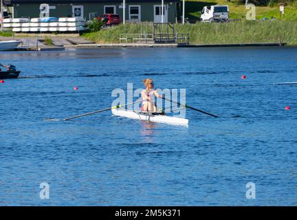 Mölndal, Suède - 16 juillet 2022: Une formation de rameur solitaire sur un lac Banque D'Images