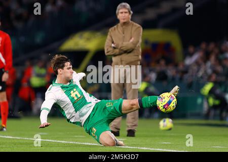 Séville, Espagne. 23rd, décembre 2022. Juan Miranda (33) de Real Betis vu pendant le football amical entre Real Betis et Atalanta à l'Estadio Benito Villamarin à Séville. (Crédit photo: Gonzales photo - Jesus Ruiz Medina). Banque D'Images