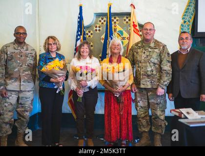 Les conférenciers invités Karen Jernigan, Susan Raycraft et Patricia Ashe-Woodfill ont reçu des fleurs comme un signe d'appréciation de l'équipe de commandement de la FHL (moins le commandant). Photo par Ivan Garcia, FMWR. QF206 Banque D'Images