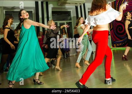 23-12-2022 Moscou, Russie. Fête de danse de Noël dans un club de danse (formation de danse). Trop de femmes et moins d'hommes. Ils se regardent dans le miroir Banque D'Images