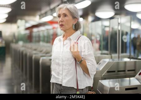 Femme âgée à l'entrée de la station de métro Banque D'Images