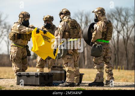 Des membres de l'escadron du génie civil 375th participent à une répétition de déploiement sur la base aérienne Scott, Illinois, 21 mars 2022. Cette répétition de mobilité de déploiement met l'accent sur la préparation des procédures de commandement et de contrôle et sur la continuité des opérations dans un environnement contesté simulé. Banque D'Images