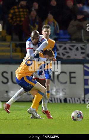 Mohamad Sylla de Hartlepool United s'emmêle à Stephen Quinn de Mansfield Town lors du match de la Sky Bet League 2 entre Hartlepool United et Mansfield Town à Victoria Park, Hartlepool, le jeudi 29th décembre 2022. (Crédit : Scott Llewellyn | MI News) crédit : MI News & Sport /Alay Live News Banque D'Images