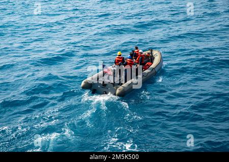 OKINAWA, Japon (21 mars 2022) des marins du destroyer de missiles guidés de classe Arleigh Burke USS Ralph Johnson (DDG 114) à bord d'un bateau gonflable à coque rigide (RHIB) effectuent des opérations en petits bateaux. Ralph Johnson est affecté à la Force opérationnelle 71/Escadrier Squadron (DESRON) 15, la plus importante force de surface déployée à l’avant de la Marine et la principale force de surface de la flotte américaine 7th. Banque D'Images
