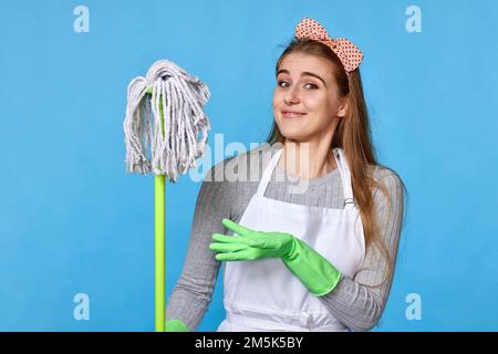 femme en gants de caoutchouc et en mop de nettoyage Banque D'Images