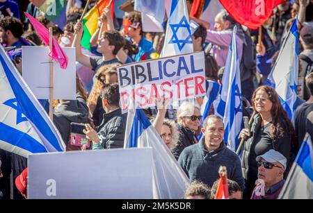 Jérusalem, Israël. 29th décembre 2022. Les manifestants israéliens tiennent des pancartes et des drapeaux lors de la manifestation contre le nouveau gouvernement en dehors du Parlement israélien de la Knesset. Jeudi, le Parlement israélien a prêté serment à Benjamin Netanyahou en tant que Premier ministre, inaugurant le gouvernement religieux le plus à droite du pays dans son histoire. Crédit : SOPA Images Limited/Alamy Live News Banque D'Images