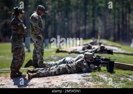 ÉTATS-UNIS Les soldats de l'armée de la Garde nationale de l'armée de Géorgie organisent l'épreuve de qualification du fusil lors de la compétition du meilleur guerrier de la Garde nationale de Géorgie en 2022 à fort Stewart, en Géorgie, au 21 mars 2022. La compétition du meilleur guerrier teste la préparation et l’adaptation de nos forces, préparant nos gardes de Géorgie à relever les défis imprévisibles d’aujourd’hui. Banque D'Images