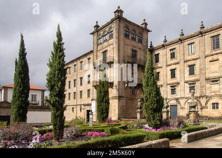 L'aile latérale du Mosteiro de San Martiño Pinario à Saint-Jacques-de-Compostelle, qui est maintenant exploité comme un hôtel de pèlerinage. Dans le bâtiment central, l'ancien monastère abrite également un musée d'art religieux Banque D'Images