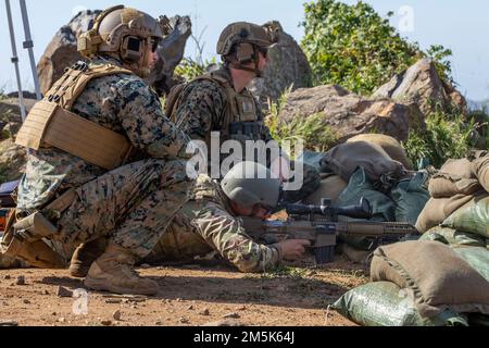 ÉTATS-UNIS Marines avec le peloton Scout Sniper, 2nd Bataillon, 1st Marine Regiment, 1st Marine Division, instruit un U.S. Soldat de l'armée en tirant sur un système de tireur d'élite semi-automatique de M110 pendant une aire d'entraînement de rupture de munitions de stand-off à la portée 408 sur le camp de base du corps des Marines Pendleton, 21 mars 2022. SMUD est une technique utilisée par les techniciens d'élimination des munitions explosives pour neutraliser rapidement et efficacement les munitions à une distance de sécurité. Banque D'Images