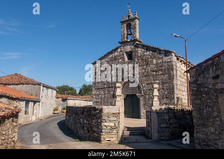 Le village de Leboreiro avec son église romane Sainte Marie (Igrexa de Santa Maria) ist a déjà mentionné les documents les plus anciens sur le chemin de Saint Jacques à Saint-Jacques-de-Compostelle Banque D'Images