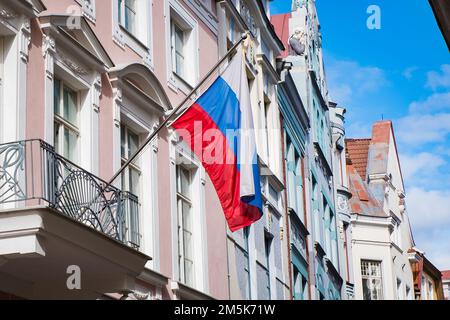 Drapeau de la Russie sur le bâtiment de l'ambassade de Russie à Tallinn. Banque D'Images