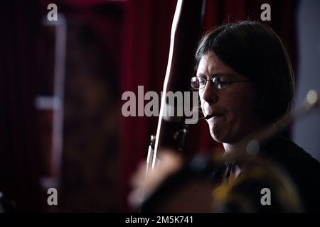 ÉTATS-UNIS Tech. De la Force aérienne Le Sgt Sarah Garing, bassooniste de Winds Aloft U.S. Forces aériennes en Europe Woodwind Quintet, se produit pour des étudiants du Conservatoire universitaire Dokuz Eylül à Izmir, Turquie, 21 mars 2022. Winds Aloft s’est rendu dans plusieurs villes et installations militaires en Turquie 16-27 mars pour commémorer le 70th anniversaire de l’adhésion de la Turquie à l’OTAN et mettre en valeur l’engagement des États-Unis envers les alliés de l’OTAN ainsi que la sécurité et la paix dans la région de la mer Noire. Banque D'Images