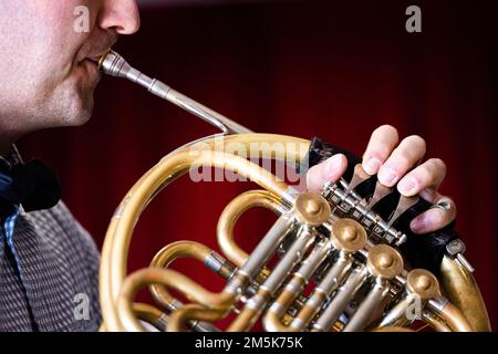 ÉTATS-UNIS Le Sgt Nathan Owen, membre de l'équipe de la Force aérienne, est un joueur de cornes pour le Winds Aloft U.S. Forces aériennes en Europe Woodwind Quintet, se produit pour des étudiants du Conservatoire universitaire Dokuz Eylül à Izmir, Turquie, 21 mars 2022. Winds Aloft s’est rendu dans plusieurs villes et installations militaires en Turquie 16-27 mars pour commémorer le 70th anniversaire de l’adhésion de la Turquie à l’OTAN et mettre en valeur l’engagement des États-Unis envers les alliés de l’OTAN ainsi que la sécurité et la paix dans la région de la mer Noire. Banque D'Images