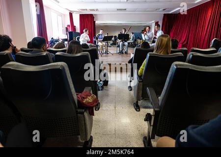 Le Winds Aloft U.S. Forces aériennes en Europe Woodwind Quintet se produit pour des étudiants du Conservatoire universitaire Dokuz Eylül à Izmir, Turquie, 21 mars 2022. Winds Aloft s’est rendu dans plusieurs villes et installations militaires en Turquie 16-27 mars pour commémorer le 70th anniversaire de l’adhésion de la Turquie à l’OTAN et mettre en valeur l’engagement des États-Unis envers les alliés de l’OTAN ainsi que la sécurité et la paix dans la région de la mer Noire. Banque D'Images