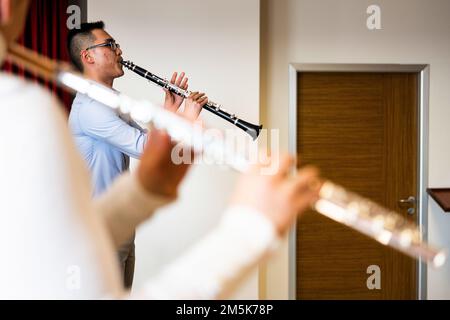 ÉTATS-UNIS L'aviateur principal de la Force aérienne Louis Kim, clarinettiste pour le Winds Aloft U.S. Forces aériennes en Europe Woodwind Quintet, se produit pour des étudiants du Conservatoire universitaire Dokuz Eylül à Izmir, Turquie, 21 mars 2022. Winds Aloft s’est rendu dans plusieurs villes et installations militaires en Turquie 16-27 mars pour commémorer le 70th anniversaire de l’adhésion de la Turquie à l’OTAN et mettre en valeur l’engagement des États-Unis envers les alliés de l’OTAN ainsi que la sécurité et la paix dans la région de la mer Noire. Banque D'Images