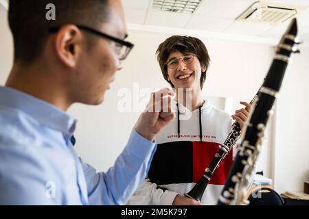 ÉTATS-UNIS Airman Loius Kim (à gauche), clarinettiste pour les Winds Aloft U.S. Forces aériennes en Europe Woodwind Quintet, dirige une classe de maître avec des étudiants du Conservatoire de l'Université Dokuz Eylül à Izmir, Turquie, 21 mars 2022. Winds Aloft s’est rendu dans plusieurs villes et installations militaires en Turquie 16-27 mars pour commémorer le 70th anniversaire de l’adhésion de la Turquie à l’OTAN et mettre en valeur l’engagement des États-Unis envers les alliés de l’OTAN ainsi que la sécurité et la paix dans la région de la mer Noire. Banque D'Images