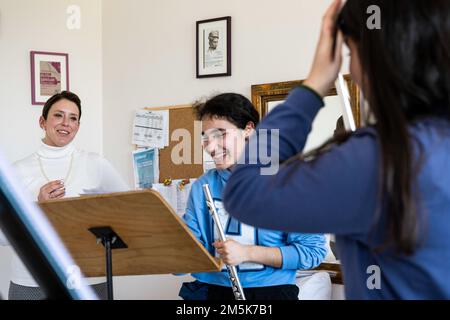 ÉTATS-UNIS Carolyn Sierichs (à gauche), un flûtiste pour les Winds Aloft U.S. Forces aériennes en Europe Woodwind Quintet, dirige une classe de maître avec des étudiants du Conservatoire de l'Université Dokuz Eylül à Izmir, Turquie, 21 mars 2022. Winds Aloft s’est rendu dans plusieurs villes et installations militaires en Turquie 16-27 mars pour commémorer le 70th anniversaire de l’adhésion de la Turquie à l’OTAN et mettre en valeur l’engagement des États-Unis envers les alliés de l’OTAN ainsi que la sécurité et la paix dans la région de la mer Noire. Banque D'Images