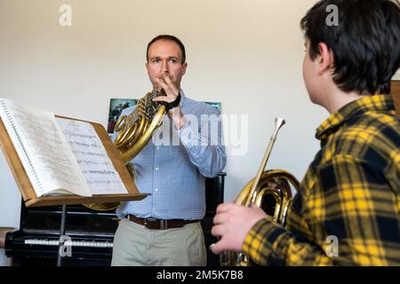 ÉTATS-UNIS Le Sgt Nathan Owen (à gauche), un joueur de cornes pour le Winds Aloft U.S. Forces aériennes en Europe Woodwind Quintet, dirige une classe de maître avec des étudiants du Conservatoire de l'Université Dokuz Eylül à Izmir, Turquie, 21 mars 2022. Winds Aloft s’est rendu dans plusieurs villes et installations militaires en Turquie 16-27 mars pour commémorer le 70th anniversaire de l’adhésion de la Turquie à l’OTAN et mettre en valeur l’engagement des États-Unis envers les alliés de l’OTAN ainsi que la sécurité et la paix dans la région de la mer Noire. Banque D'Images