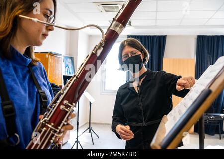 ÉTATS-UNIS Tech. De la Force aérienne Le Sgt Sarah Garing (à droite), bassoniste de Winds Aloft U.S. Forces aériennes en Europe Woodwind Quintet, dirige une classe de maître avec des étudiants du Conservatoire de l'Université Dokuz Eylül à Izmir, Turquie, 21 mars 2022. Winds Aloft s’est rendu dans plusieurs villes et installations militaires en Turquie 16-27 mars pour commémorer le 70th anniversaire de l’adhésion de la Turquie à l’OTAN et mettre en valeur l’engagement des États-Unis envers les alliés de l’OTAN ainsi que la sécurité et la paix dans la région de la mer Noire. Banque D'Images