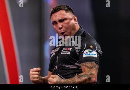 Gerwyn Price réagissant au cours du douze jour du Championnat du monde des fléchettes de Cazoo à Alexandra Palace, Londres. Date de la photo: Jeudi 29 décembre 2022. Banque D'Images