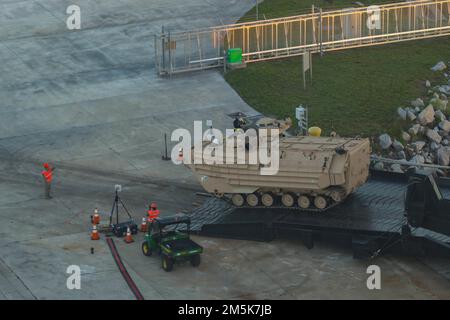 Un véhicule à chenilles AAV7A1 est déchargé du Lt Jack Lummus (T-AK 3011) de l'USNS 1st pendant l'exercice Atlantic Dragon à l'installation de soutien du corps des Marines Blount Island, Jacksonville, Floride, 22 mars 2022. le 3D Bataillon de soutien à l'atterrissage dirige le Dragon Atlantique 22 en collaboration avec le combat Logistics Regiment 37, 3rd MLG, et le combat Logistics Battalion 451, CLR-45, 4th MLG, pour décharger, inspecter, Et préparez l'équipement pour une variété de buts à travers le corps des Marines. Au cours de l'exercice, 3D LSB teste les capacités de conduite d'un convoi long-courrier afin de préparer les forces pour le futur Banque D'Images