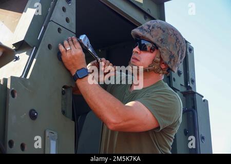 ÉTATS-UNIS Le Sgt Juan Rodriguez, un exploitant de véhicule automobile du 3rd Bataillon de soutien à l'atterrissage, Régiment de logistique de combat 3, 3rd Marine Logistics Group, guide un Remplacement de système de véhicule logistique (RSV) hors de l'USNS 1st le Lt Jack Lummus (T-AK 3011) pendant l'exercice Dragon Atlantique à l'installation de soutien du corps de marine Blount Island, Jacksonville, Floride, 22 mars 2022. 3D LSB dirige Atlantic Dragon 22 en collaboration avec CLR-37, 3rd MLG et combat Logistics Battalion 451, CLR-45, 4th MLG, pour décharger, inspecter, Et préparer l'équipement pour une variété de buts dans toute la Marine Banque D'Images