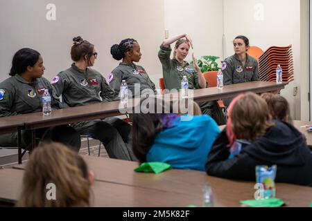 Une équipe de vol entièrement féminine de la Force aérienne des États-Unis de l'escadron de ravitaillement en vol 909th et de l'escadron de maintenance des aéronefs 718th répond aux questions d'une troupe scoute locale 21 mars 2022, à Wichita, au Kansas. L’équipe a effectué un vol de la base aérienne de Kadena, au Japon, à la base aérienne de McConnell, au Kansas, pour un échange de queue KC-135 Stratotanker et est le premier voyage de plusieurs jours de la 909 e journée entièrement féminin. Banque D'Images