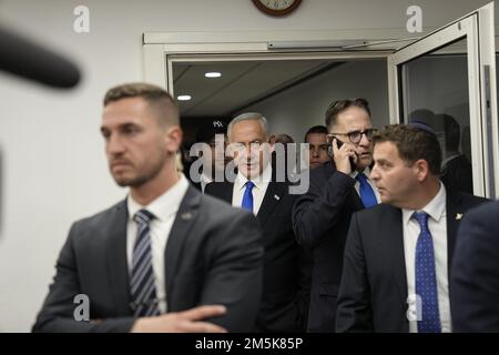 Jérusalem, Israël. 29th décembre 2022. Le Premier ministre israélien Benjamin Netanyahu, récemment assermenté, arrive jeudi à Jérusalem pour une réunion du cabinet, à 29 décembre 2022. Photo de piscine par Ariel Schalit,/UPI crédit: UPI/Alamy Live News Banque D'Images