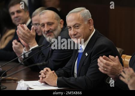 Jérusalem, Israël. 29th décembre 2022. Le Premier ministre israélien Benjamin Netanyahu, récemment assermenté, assiste jeudi à une réunion du cabinet à Jérusalem, à 29 décembre 2022. Photo de piscine par Ariel Schalit,/UPI crédit: UPI/Alamy Live News Banque D'Images