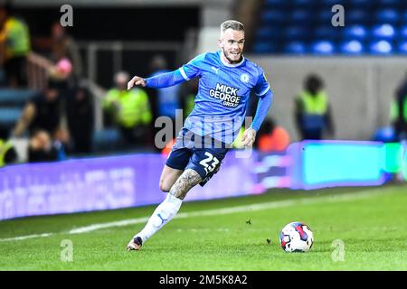 Joe Ward (23 Peterborough United) contrôle le ballon lors du match de la Sky Bet League 1 entre Peterborough et MK Dons à London Road, Peterborough, le jeudi 29th décembre 2022. (Crédit : Kevin Hodgson | ACTUALITÉS MI) crédit : ACTUALITÉS MI et sport /Actualités Alay Live Banque D'Images