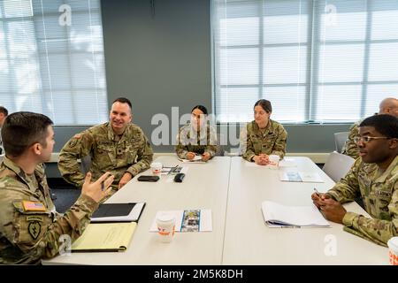 Soldats des États-Unis L'Armée du Pacifique et le Premier corps des États-Unis participent à un cours de formation à l'aide humanitaire en cas de conflit dirigé par le Centre d'excellence en gestion des catastrophes et en aide humanitaire sur l'île Ford, Hawaii, le 21 mars 2022. Le Centre d'excellence en gestion des catastrophes offre des recherches universitaires, une formation à la coordination civilo-militaire et des connaissances opérationnelles pour appuyer la prise de décisions avant, pendant et après les crises. Banque D'Images