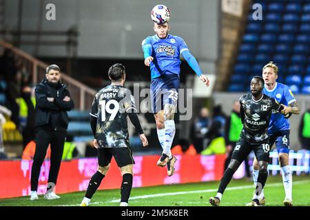 Joe Ward (23 Peterborough United) est à la tête du match de la Sky Bet League 1 entre Peterborough et MK Dons à London Road, Peterborough, le jeudi 29th décembre 2022. (Crédit : Kevin Hodgson | ACTUALITÉS MI) crédit : ACTUALITÉS MI et sport /Actualités Alay Live Banque D'Images