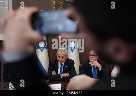 Jérusalem, Israël. 29th décembre 2022. Le Premier ministre israélien Benjamin Netanyahu, récemment assermenté, assiste jeudi à une réunion du cabinet à Jérusalem, à 29 décembre 2022. Photo de piscine par Ariel Schalit,/UPI crédit: UPI/Alamy Live News Banque D'Images