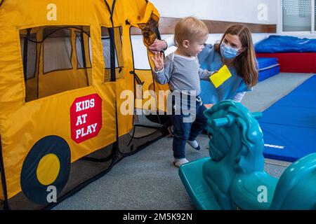STATION NAVALE ROTA, Espagne (21 mars 2021) Jessica Kavanaugh, thérapeute de la clinique des services d'intervention en éducation et développement (EDIS) de la station navale (NAVSTA) Rota, Espagne, interagit avec un enfant au cours d'un groupe de jeu mensuel où les enfants et les parents peuvent rencontrer le personnel, jouer et poser des questions, 21 mars 2021. Banque D'Images