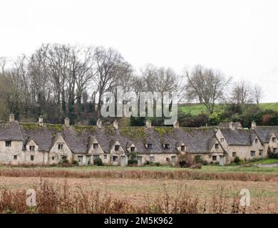 L'historique et emblématique Arlington Row de cottage dans le village de Cotswold de Bibury dans Gloucestershire pendant un après-midi d'hivers. Banque D'Images