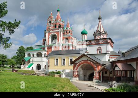 Portes rouges et tours du monastère de Savvino-Storozhevsky en été. Zvenigorod, région de Moscou, Russie Banque D'Images