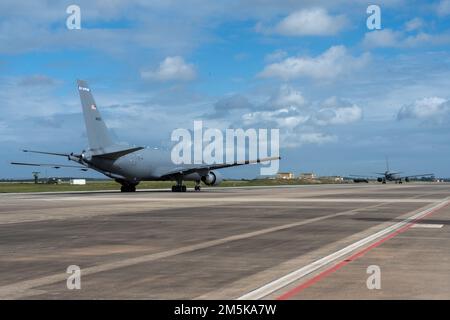 Deux KC-46A Pegasus' affectés à la base aérienne de McConnell et à la base de la Garde nationale de l'air de Pease taxi pour le premier vol de l'exercice KC-46A concept d'emploi (ECE) lundi 21 mars, à la base aérienne de Morón, en Espagne. Les EEC permettent l'emploi dans différents scénarios afin d'accroître la compétence des équipages et du personnel de soutien et d'accroître l'interopérabilité entre les diverses composantes de la Force aérienne. Banque D'Images