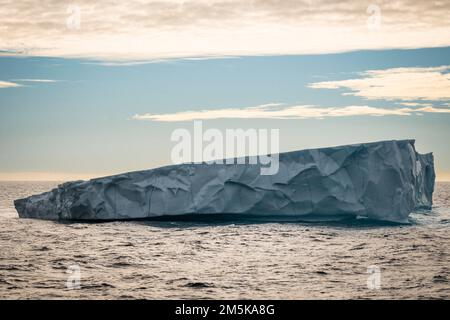 Grand iceberg flottant en mer dans la baie de Baffin, Nunavut, Canada. Banque D'Images