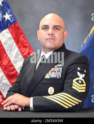 États-Unis Portrait de la Marine du chef de commandement Arturo Plasencia. Il a été nommé chef de commandement à bord du Navy Talent acquisition Group la Nouvelle-Orléans. (Photo officielle de la marine américaine par Eric Garst, spécialiste des communications de masse, classe 1st) Banque D'Images