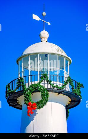 Le phare de Biloxi est décoré pour Noël, le 28 décembre 2022, à Biloxi, Mississippi. Le phare a été érigé en 1848. Banque D'Images